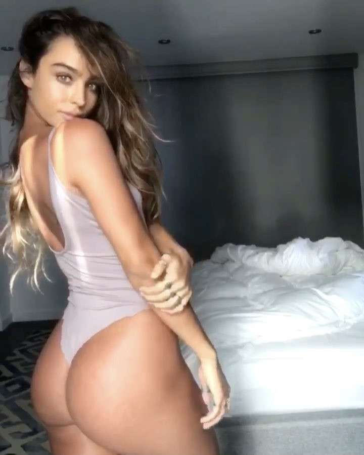 Tanned beauty sommer ray shows her big butt in sexy swimwear