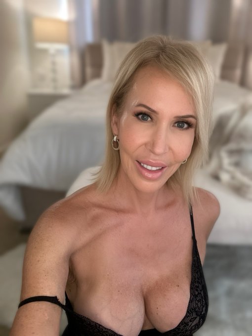 Let’s have a sexy Sunday together! I’m waiting for you here in my DMs:  https://t.co/8Ng4kPg3MJ 
XOXO