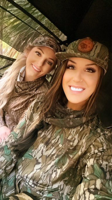 1 pic. friends that hunt together stay friends for life https://t.co/KkNi4Q486H