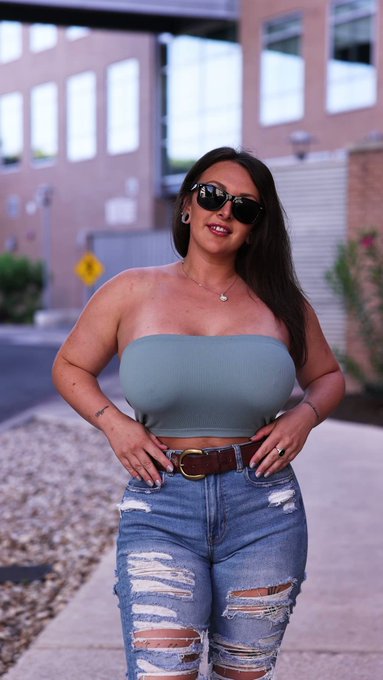 Who doesn't love seeing big tits out in public??😈 https://t.co/WxnLcEiF2T