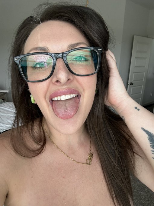 Love getting cum all over my face early in the mornings! 🤗🤪 #bigtits #curvy #creator https://t.co/WY