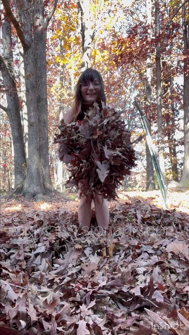 Play around in the leaves with me? We can pick ticks off each other later 😮‍💨🍂 https://t.co/ofEWitp6