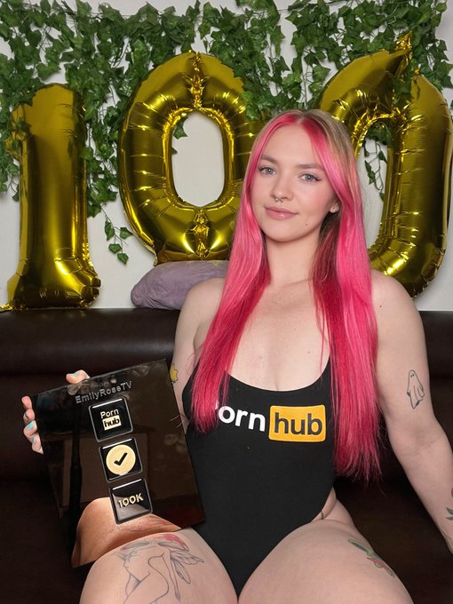 1 pic. 100,000 subscribers in 4 years 🧡 thanks @Pornhub for the award & free merch! And thanks to my